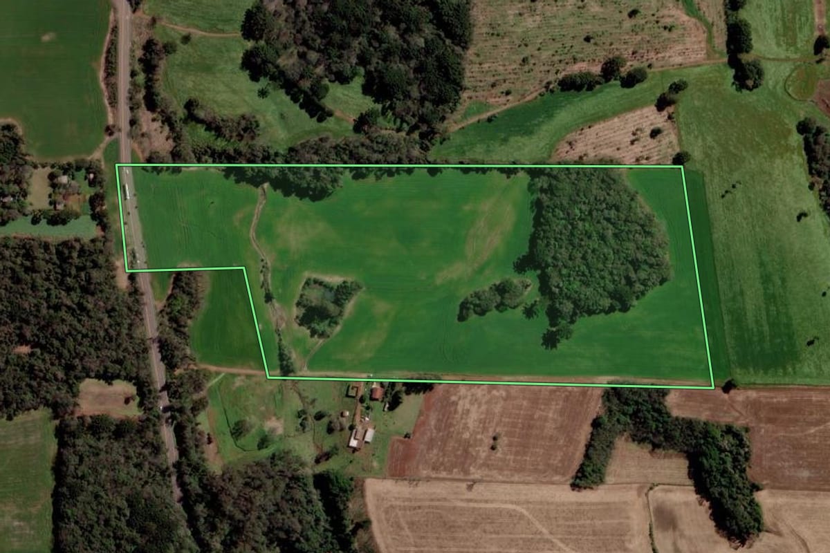 Imagem de satélite do imóvel rural em Erechim (RS), com o contorno declarado no CAR desenhado por cima.