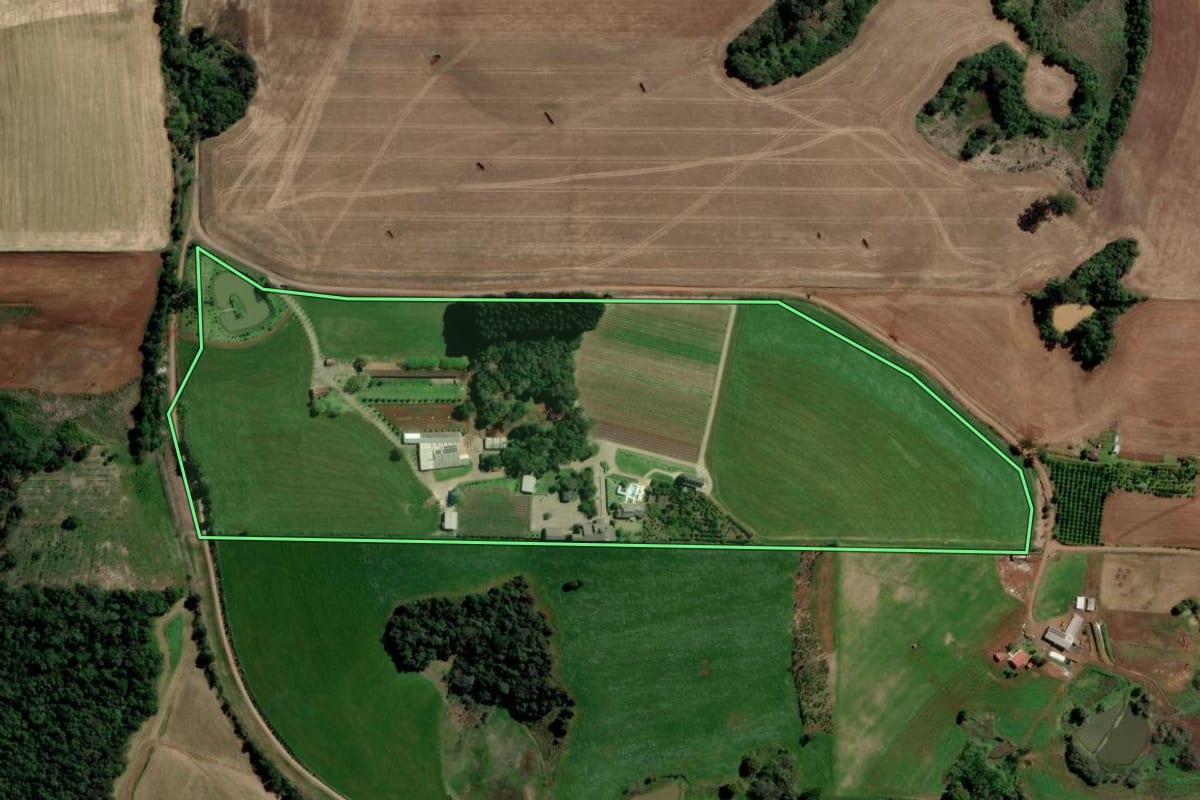 Imagem de satélite do imóvel rural em Erechim (RS), com o contorno declarado no CAR desenhado por cima.