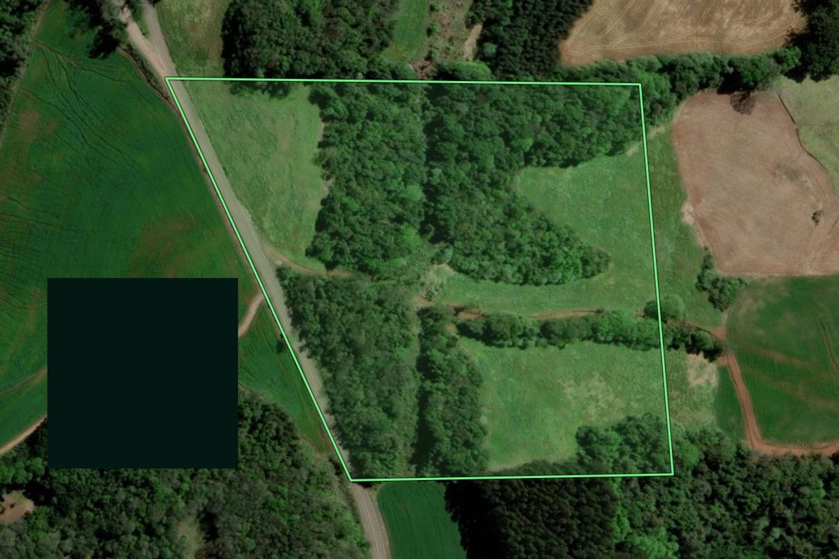 Imagem de satélite do imóvel rural em Erechim (RS), com o contorno declarado no CAR desenhado por cima.