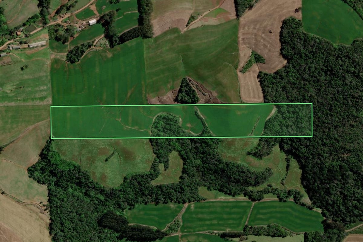 Imagem de satélite do imóvel rural em Erechim (RS), com o contorno declarado no CAR desenhado por cima.