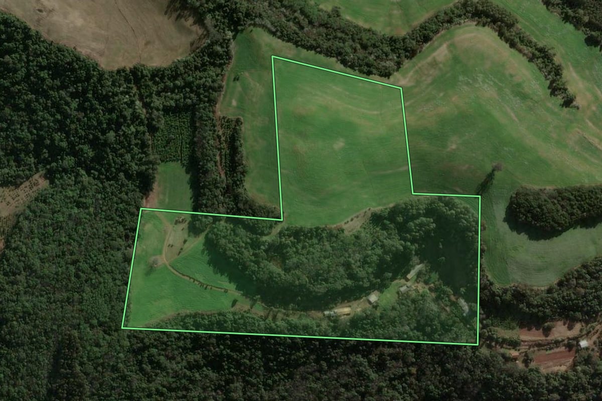 Imagem de satélite do imóvel rural em Erechim (RS), com o contorno declarado no CAR desenhado por cima.