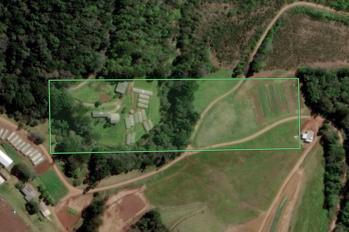 Imagem de satélite do imóvel rural em Erechim (RS), com o contorno declarado no CAR desenhado por cima.