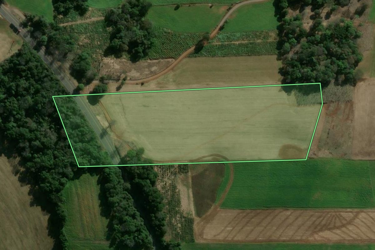 Imagem de satélite do imóvel rural em Erechim (RS), com o contorno declarado no CAR desenhado por cima.
