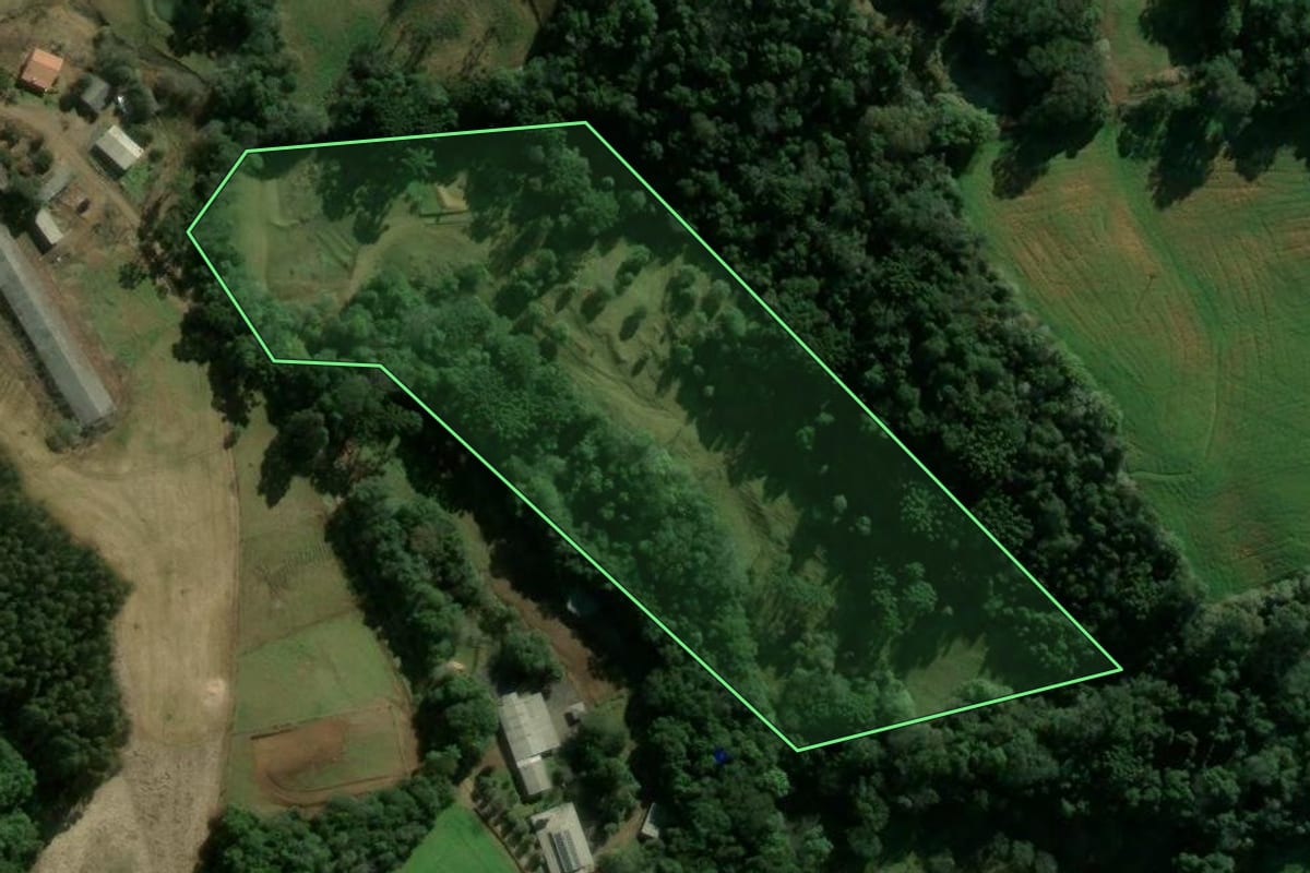 Imagem de satélite do imóvel rural em Erechim (RS), com o contorno declarado no CAR desenhado por cima.
