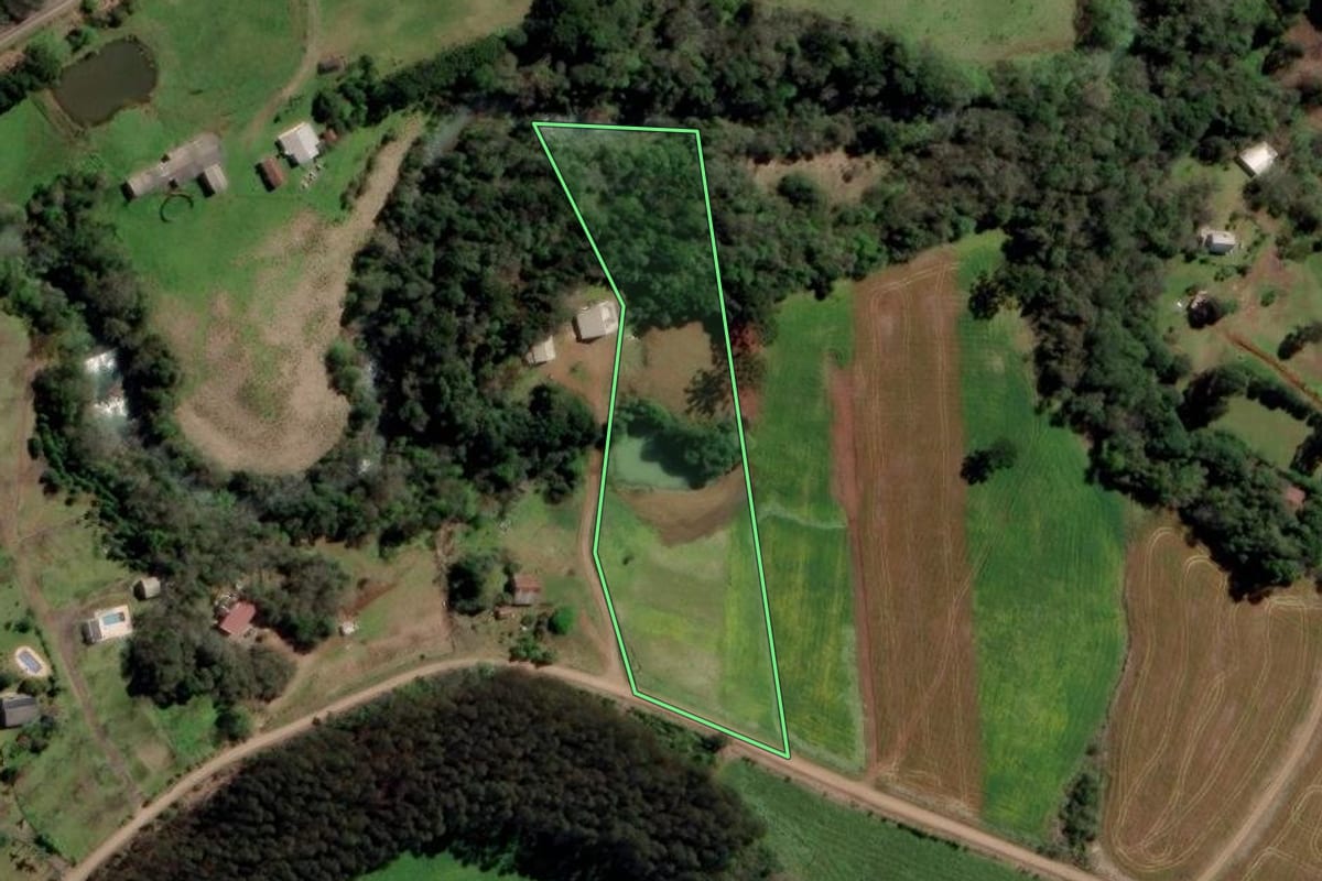 Imagem de satélite do imóvel rural em Erechim (RS), com o contorno declarado no CAR desenhado por cima.