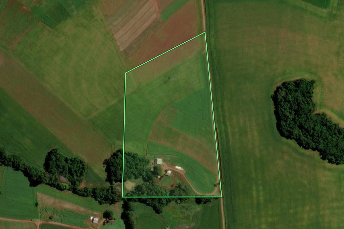 Imagem de satélite do imóvel rural em Ernestina (RS), com o contorno declarado no CAR desenhado por cima.