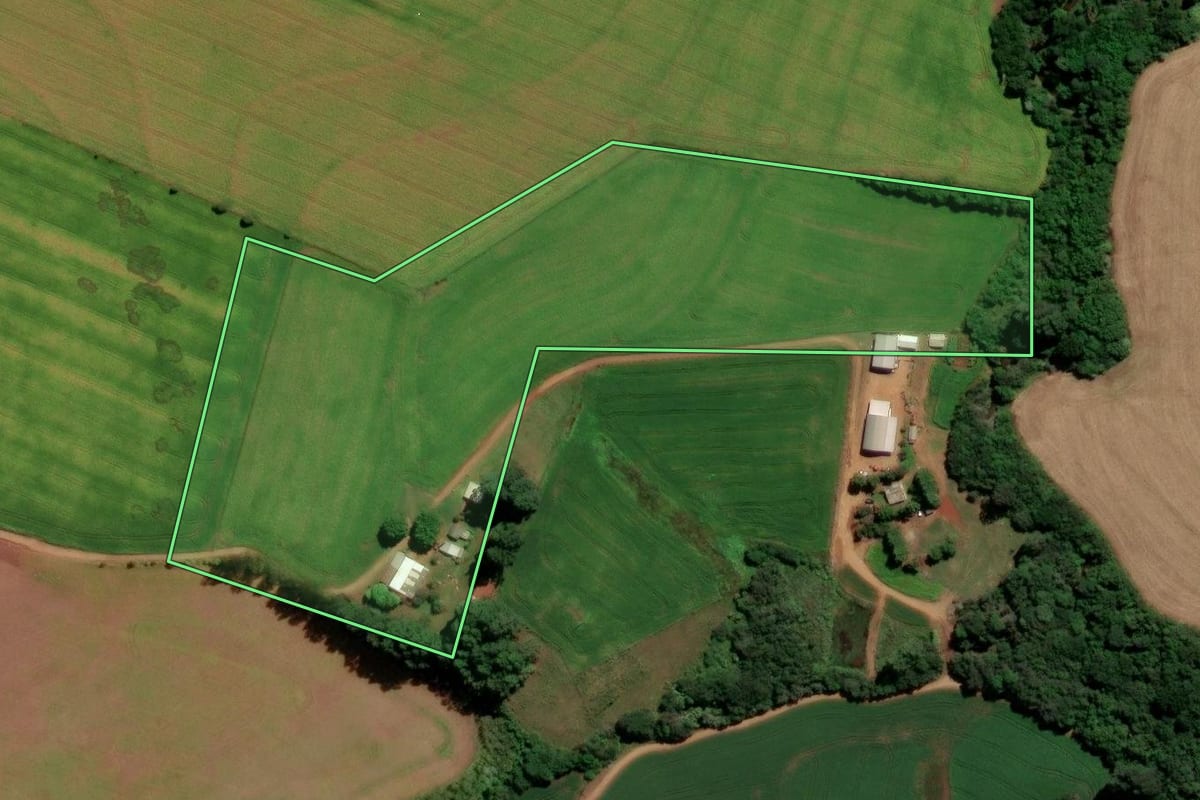 Imagem de satélite do imóvel rural em Ernestina (RS), com o contorno declarado no CAR desenhado por cima.