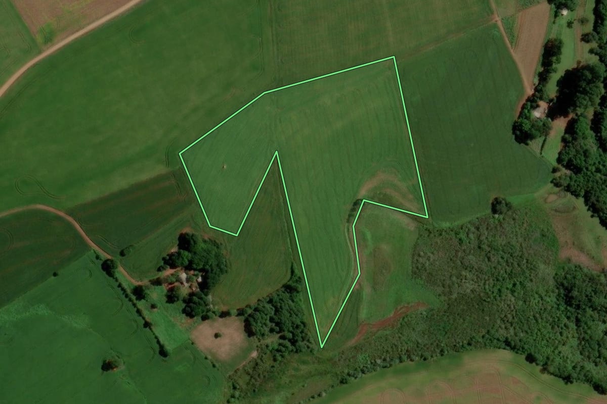 Imagem de satélite do imóvel rural em Ernestina (RS), com o contorno declarado no CAR desenhado por cima.