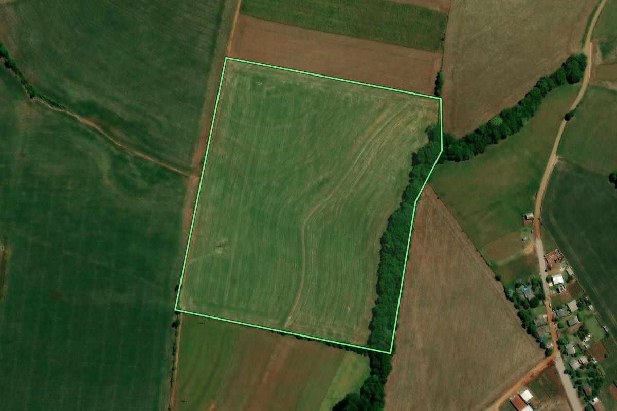 Imagem de satélite do imóvel rural em Ernestina (RS), com o contorno declarado no CAR desenhado por cima.