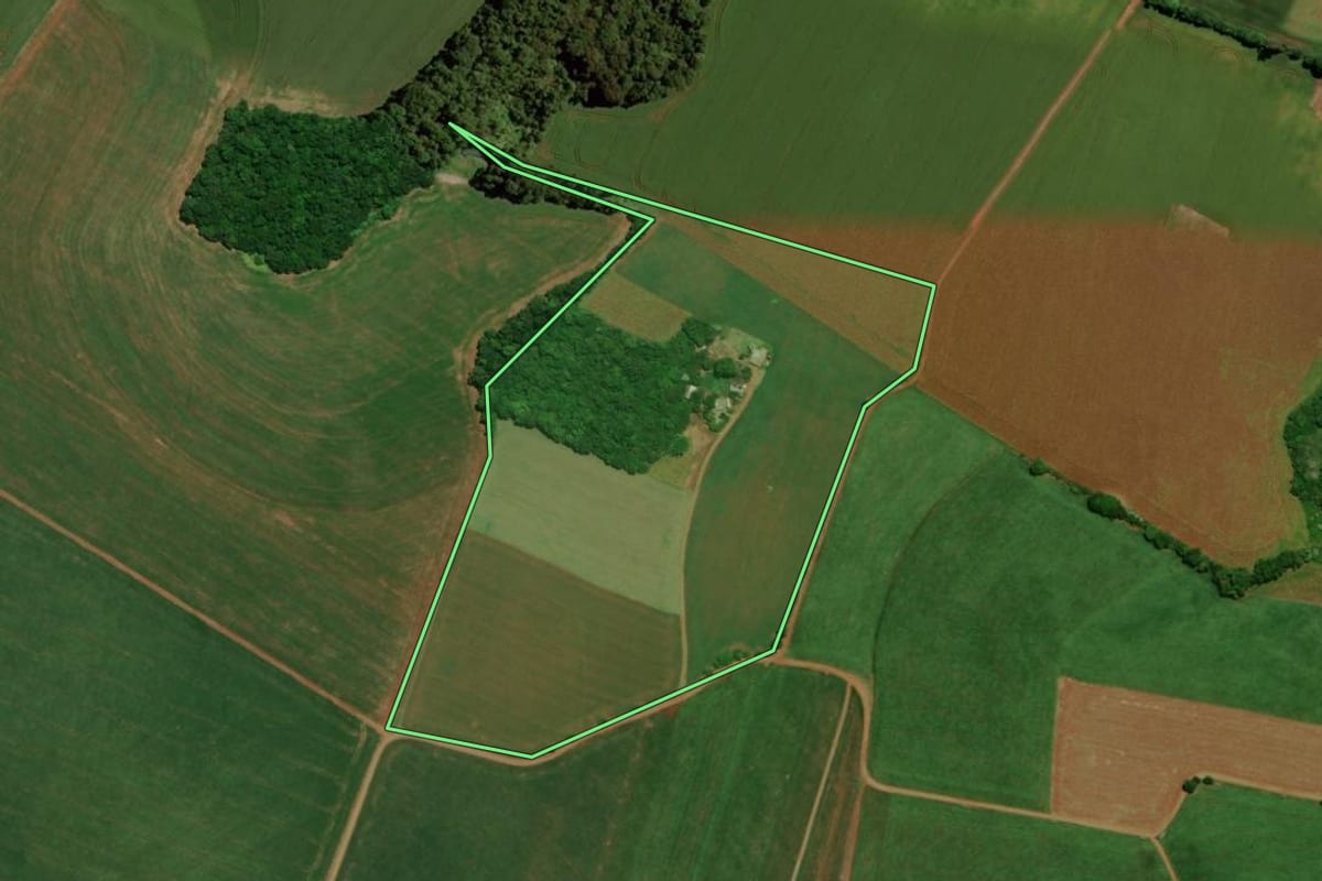 Imagem de satélite do imóvel rural em Ernestina (RS), com o contorno declarado no CAR desenhado por cima.