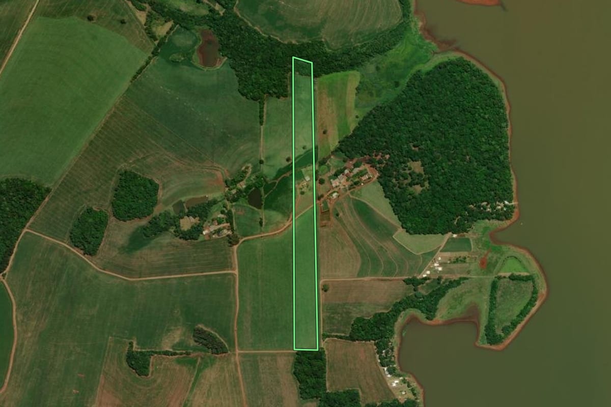 Imagem de satélite do imóvel rural em Ernestina (RS), com o contorno declarado no CAR desenhado por cima.