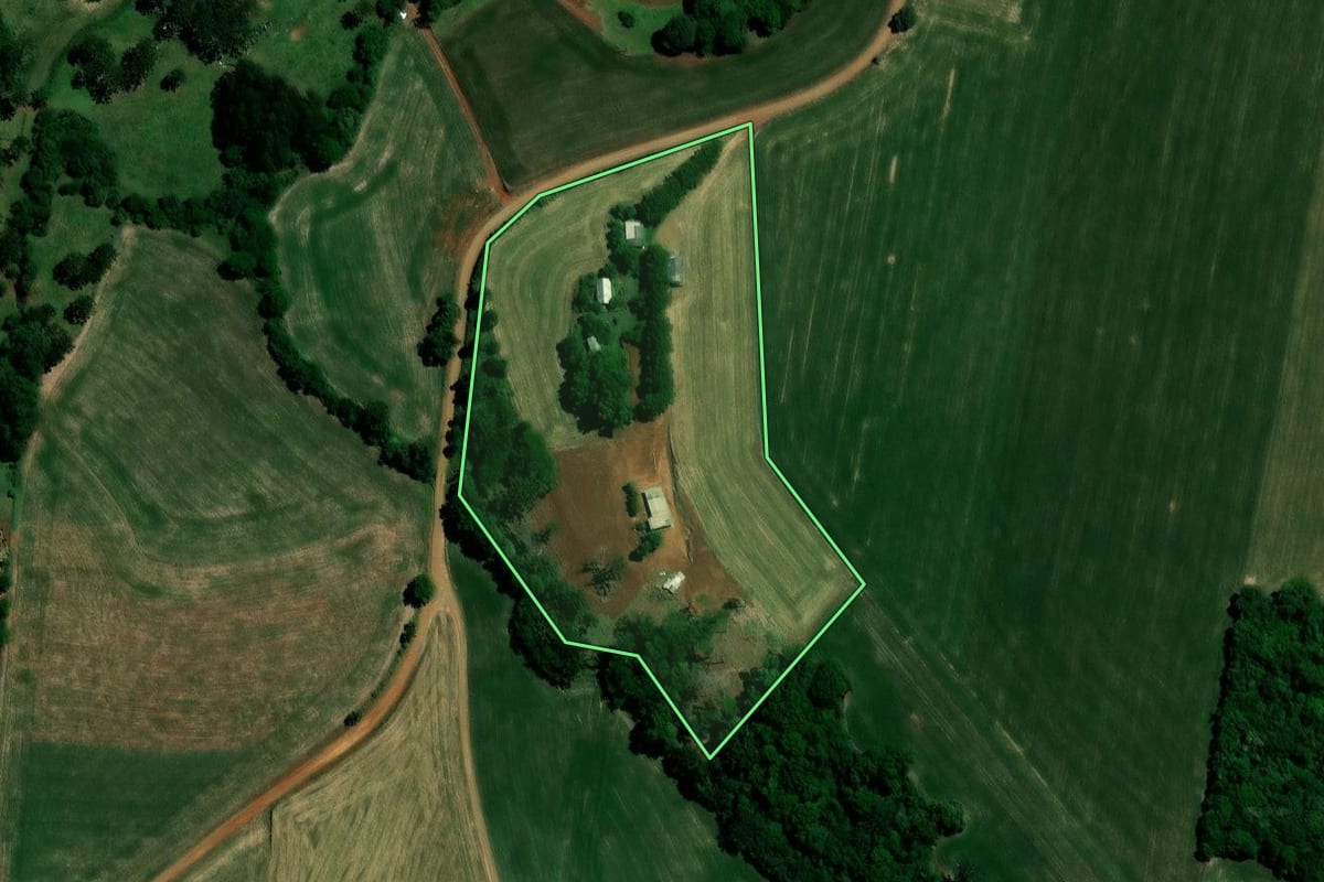 Imagem de satélite do imóvel rural em Ernestina (RS), com o contorno declarado no CAR desenhado por cima.