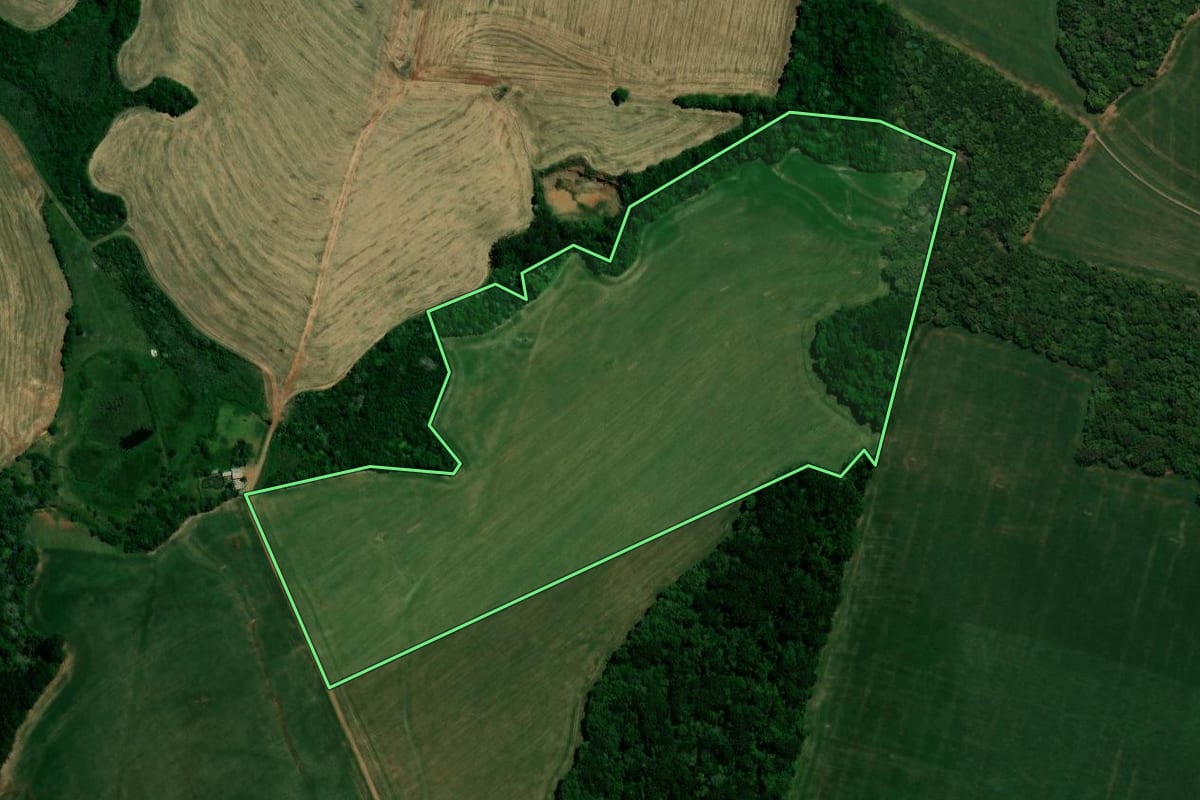 Imagem de satélite do imóvel rural em Ernestina (RS), com o contorno declarado no CAR desenhado por cima.