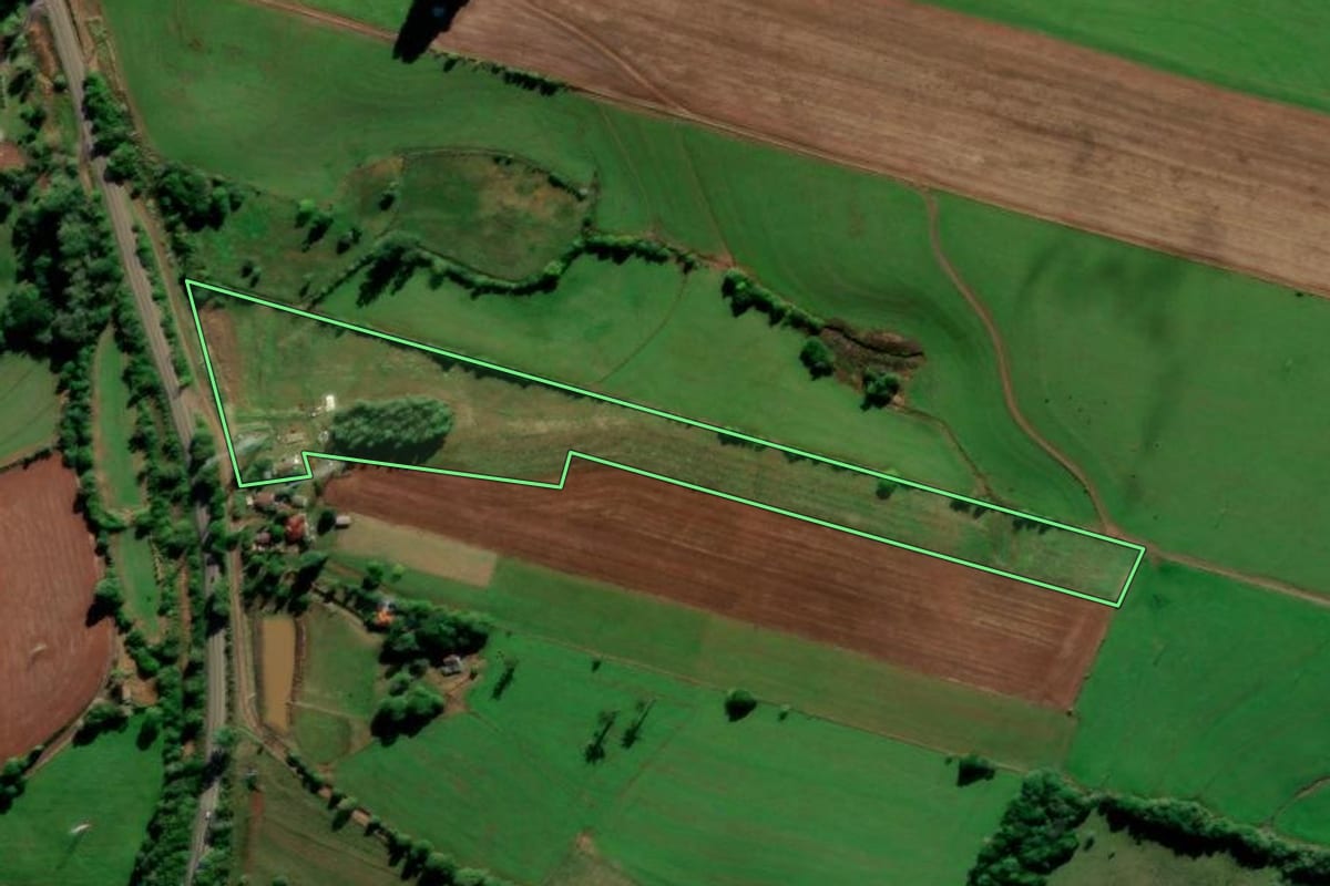 Imagem de satélite do imóvel rural em Ernestina (RS), com o contorno declarado no CAR desenhado por cima.