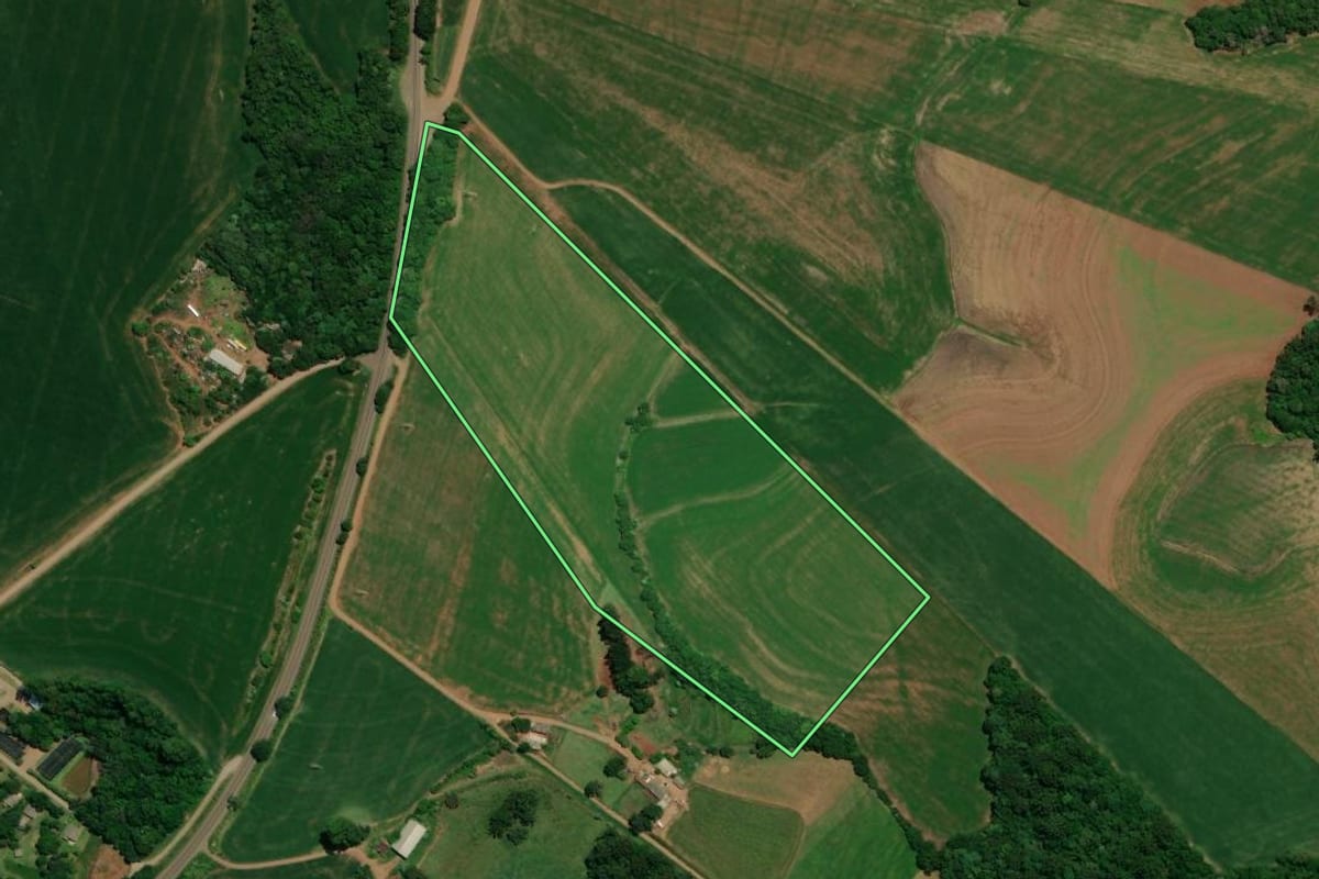 Imagem de satélite do imóvel rural em Ernestina (RS), com o contorno declarado no CAR desenhado por cima.