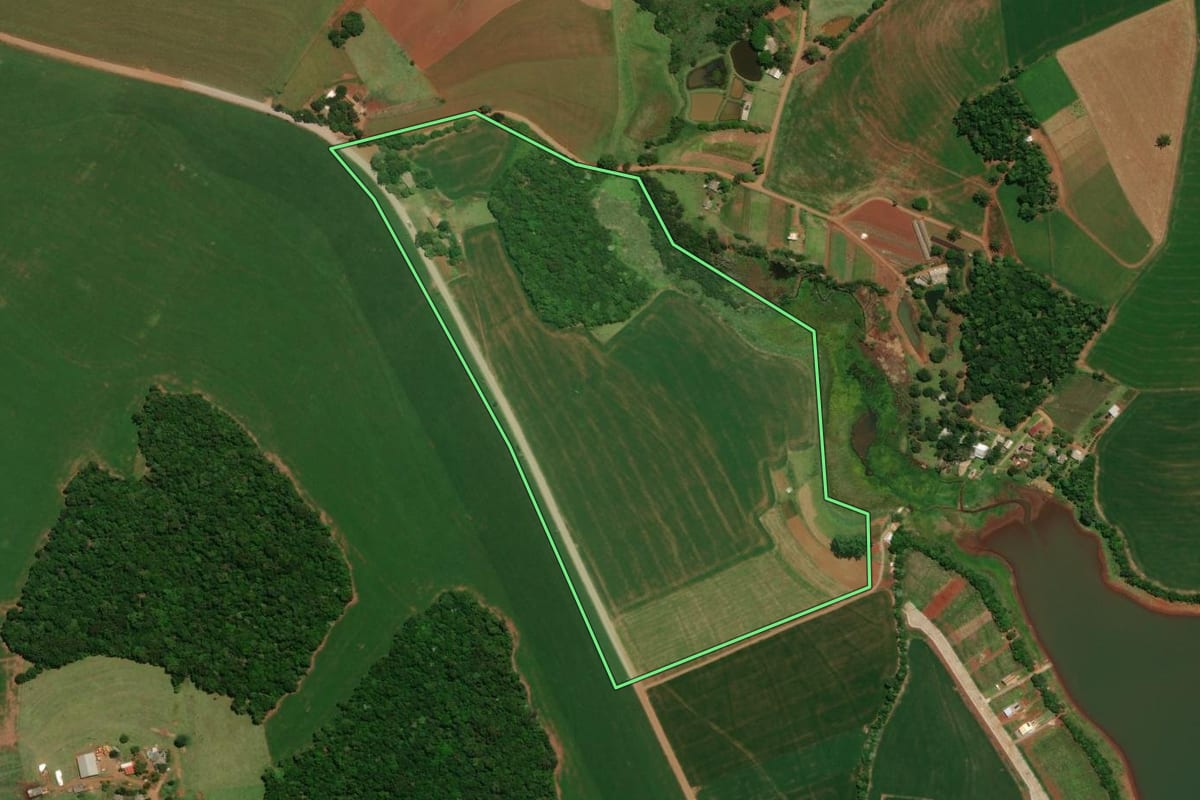 Imagem de satélite do imóvel rural em Ernestina (RS), com o contorno declarado no CAR desenhado por cima.