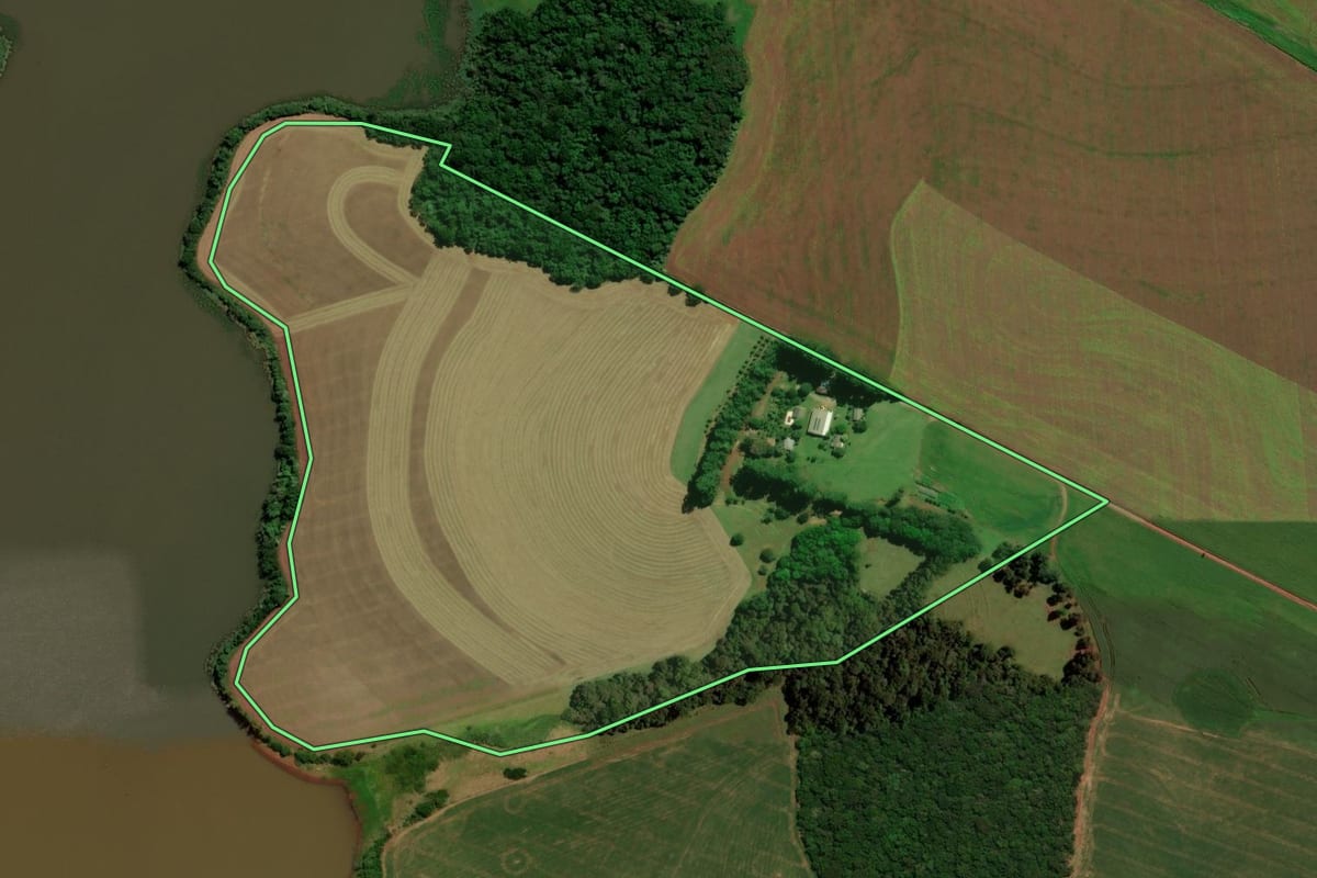 Imagem de satélite do imóvel rural em Ernestina (RS), com o contorno declarado no CAR desenhado por cima.