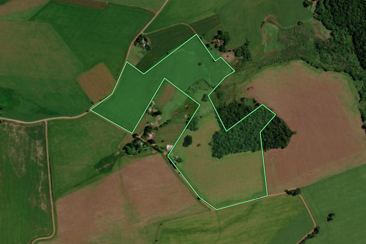 Imagem de satélite do imóvel rural em Ernestina (RS), com o contorno declarado no CAR desenhado por cima.