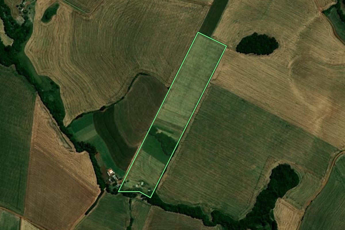 Imagem de satélite do imóvel rural em Ernestina (RS), com o contorno declarado no CAR desenhado por cima.