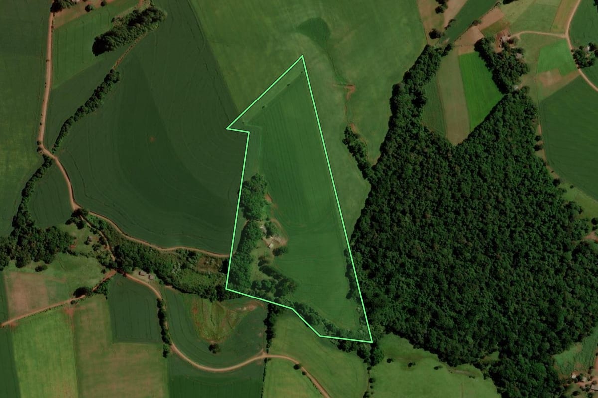 Imagem de satélite do imóvel rural em Ernestina (RS), com o contorno declarado no CAR desenhado por cima.