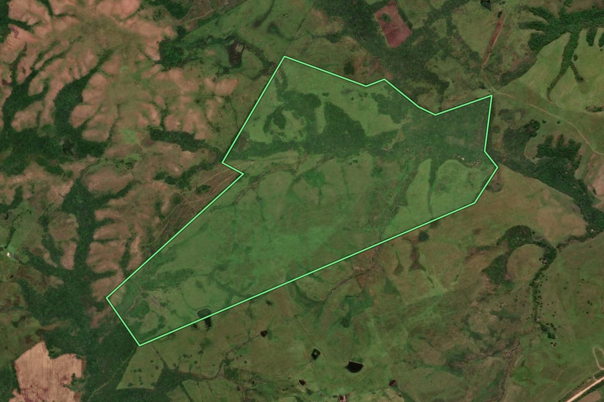Imagem de satélite do imóvel rural em Herval (RS), com o contorno declarado no CAR desenhado por cima.