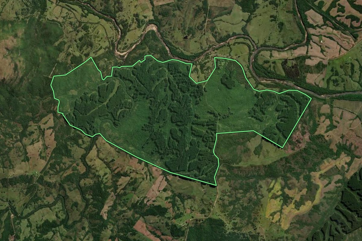 Imagem de satélite do imóvel rural em Herval (RS), com o contorno declarado no CAR desenhado por cima.