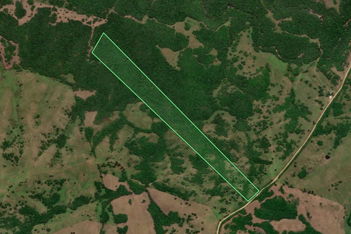 Imagem de satélite do imóvel rural em Herval (RS), com o contorno declarado no CAR desenhado por cima.