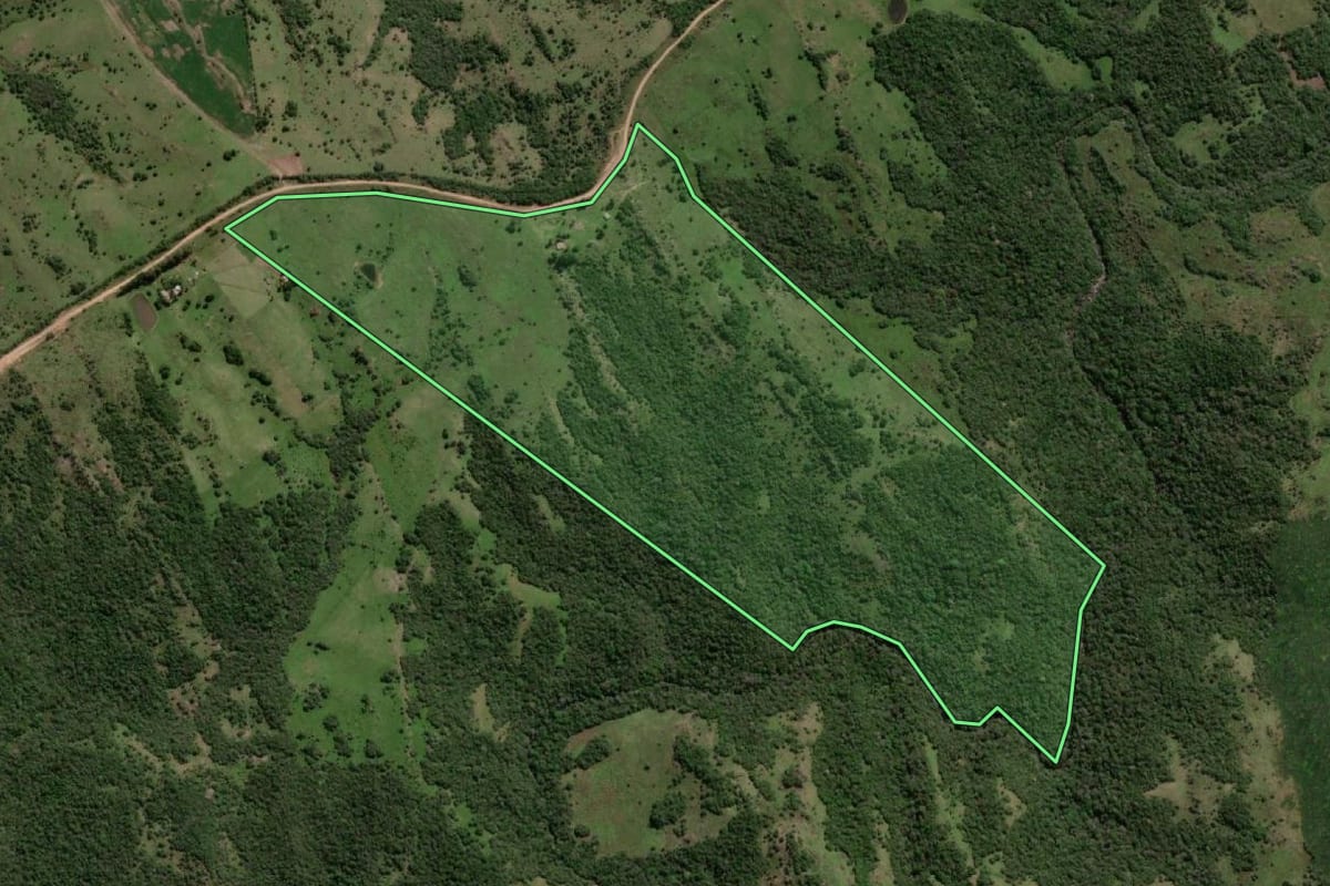 Imagem de satélite do imóvel rural em Herval (RS), com o contorno declarado no CAR desenhado por cima.