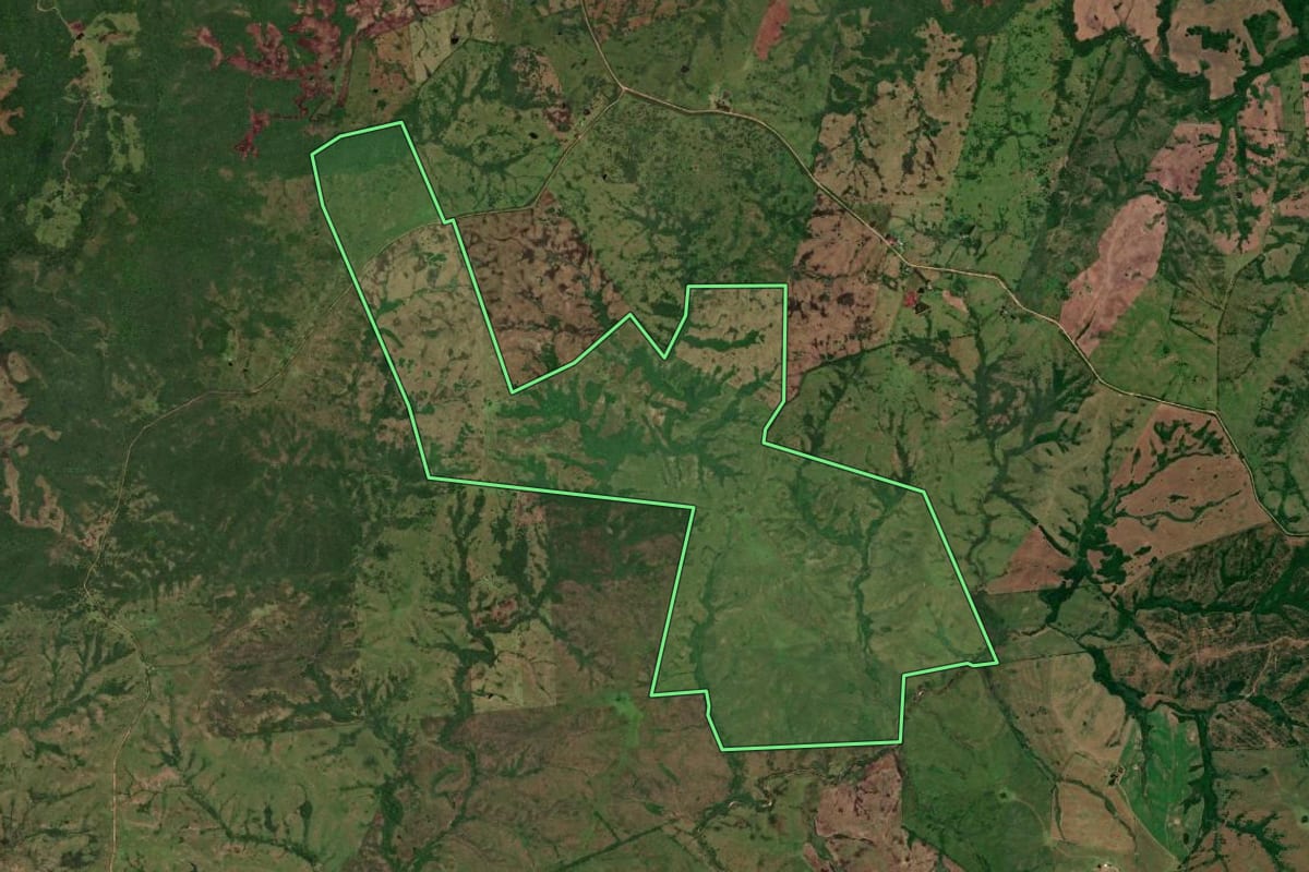 Imagem de satélite do imóvel rural em Herval (RS), com o contorno declarado no CAR desenhado por cima.