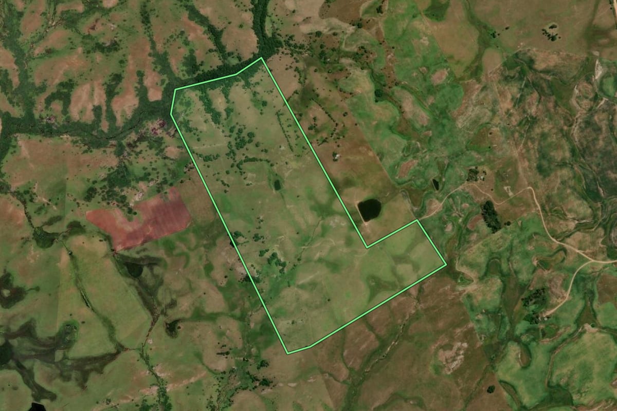 Imagem de satélite do imóvel rural em Herval (RS), com o contorno declarado no CAR desenhado por cima.
