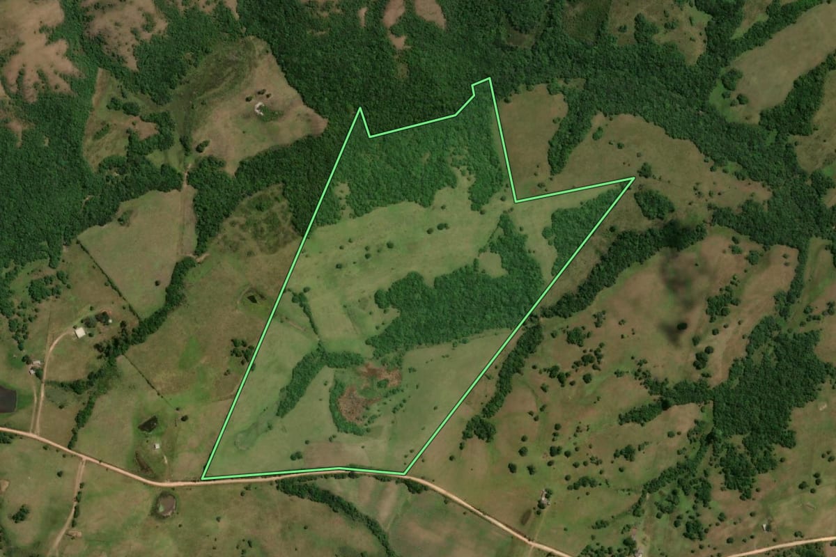 Imagem de satélite do imóvel rural em Herval (RS), com o contorno declarado no CAR desenhado por cima.