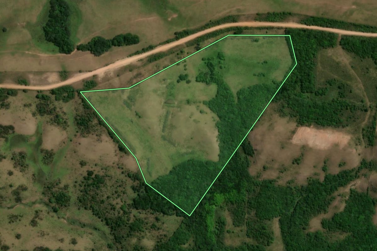 Imagem de satélite do imóvel rural em Herval (RS), com o contorno declarado no CAR desenhado por cima.
