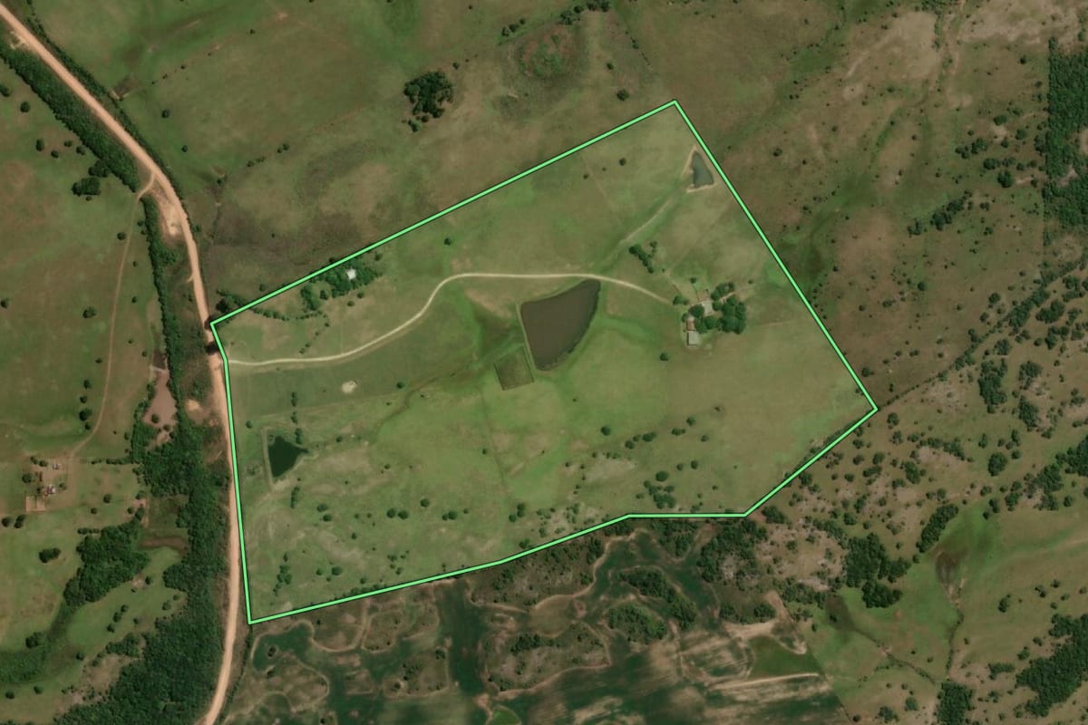 Imagem de satélite do imóvel rural em Herval (RS), com o contorno declarado no CAR desenhado por cima.