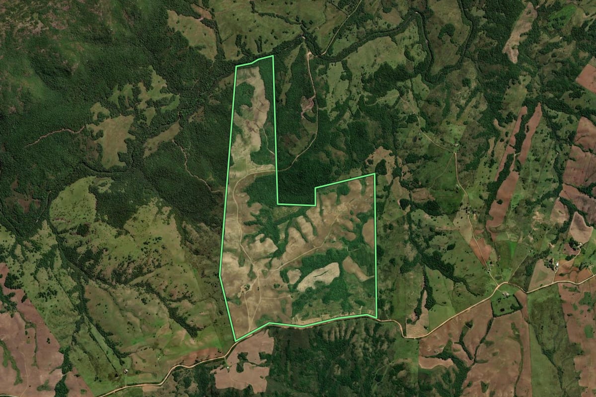 Imagem de satélite do imóvel rural em Herval (RS), com o contorno declarado no CAR desenhado por cima.