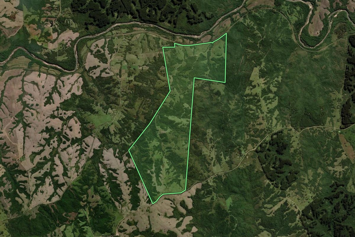Imagem de satélite do imóvel rural em Herval (RS), com o contorno declarado no CAR desenhado por cima.