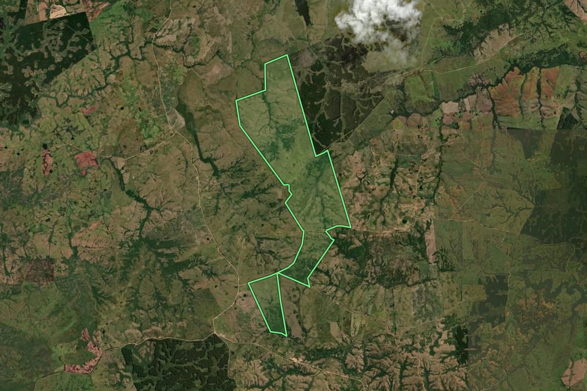 Imagem de satélite do imóvel rural em Herval (RS), com o contorno declarado no CAR desenhado por cima.