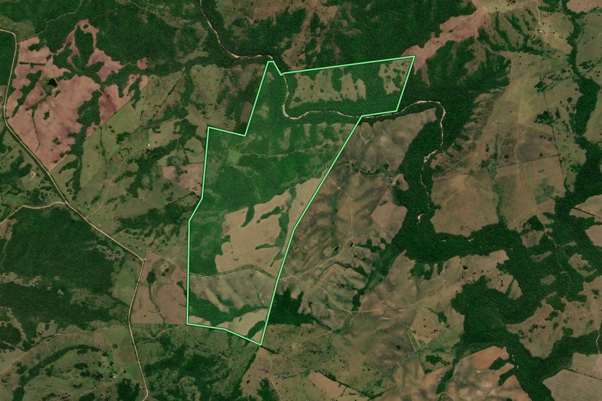 Imagem de satélite do imóvel rural em Herval (RS), com o contorno declarado no CAR desenhado por cima.