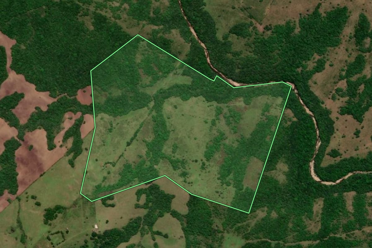 Imagem de satélite do imóvel rural em Herval (RS), com o contorno declarado no CAR desenhado por cima.