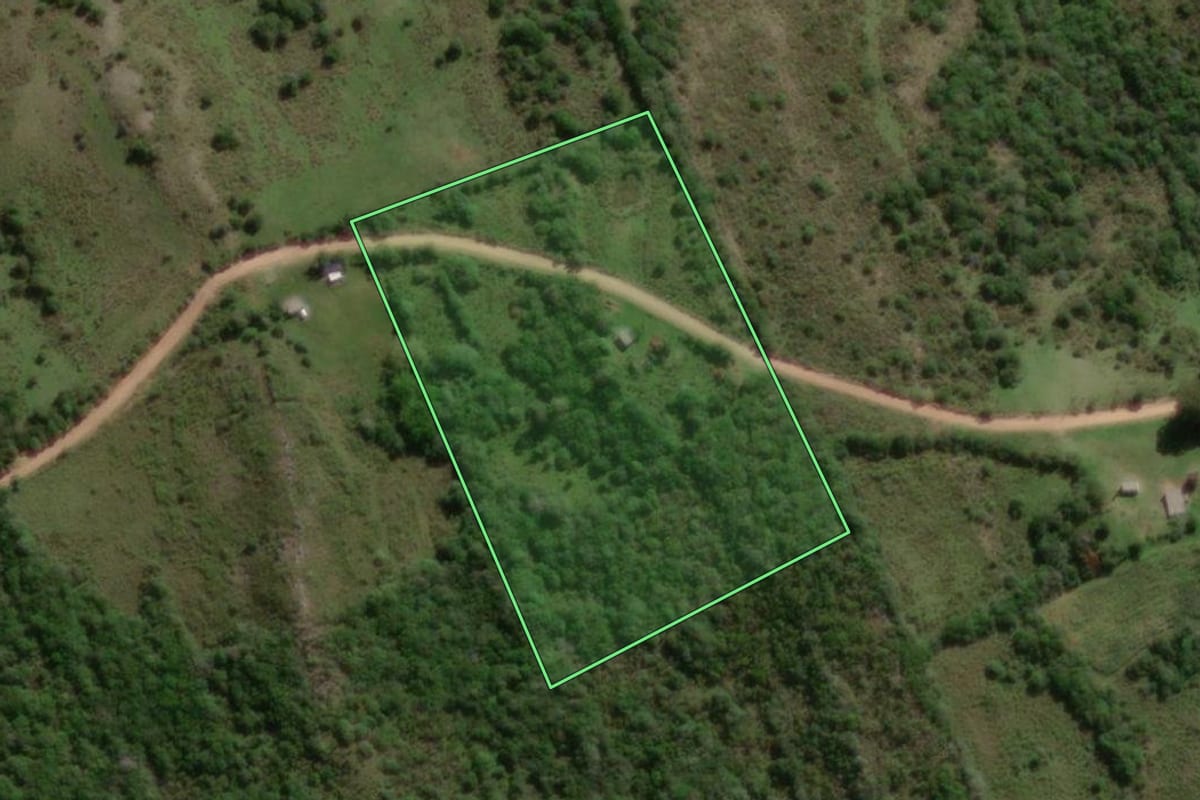 Imagem de satélite do imóvel rural em Herval (RS), com o contorno declarado no CAR desenhado por cima.