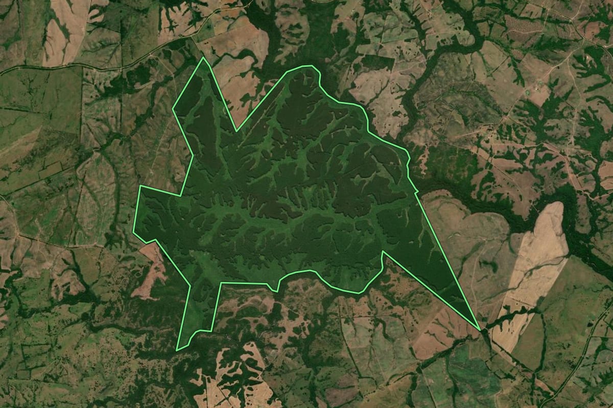 Imagem de satélite do imóvel rural em Herval (RS), com o contorno declarado no CAR desenhado por cima.