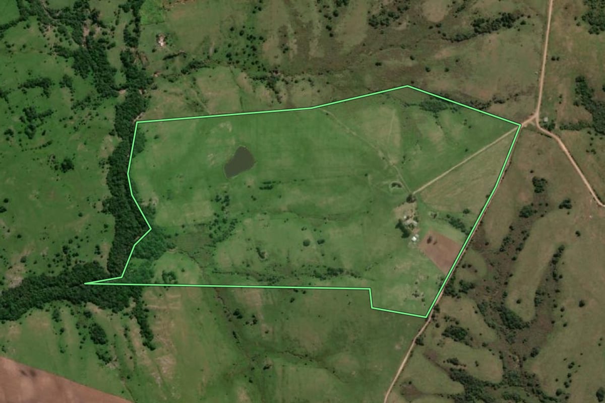 Imagem de satélite do imóvel rural em Herval (RS), com o contorno declarado no CAR desenhado por cima.
