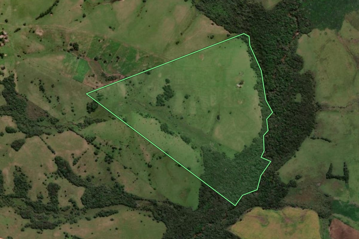 Imagem de satélite do imóvel rural em Herval (RS), com o contorno declarado no CAR desenhado por cima.