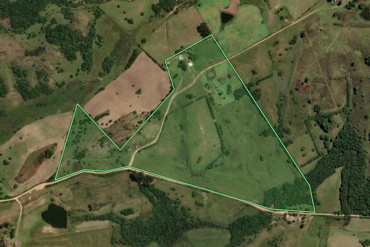 Imagem de satélite do imóvel rural em Herval (RS), com o contorno declarado no CAR desenhado por cima.