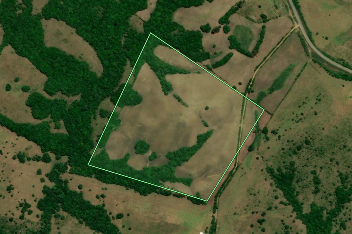 Imagem de satélite do imóvel rural em Herval (RS), com o contorno declarado no CAR desenhado por cima.
