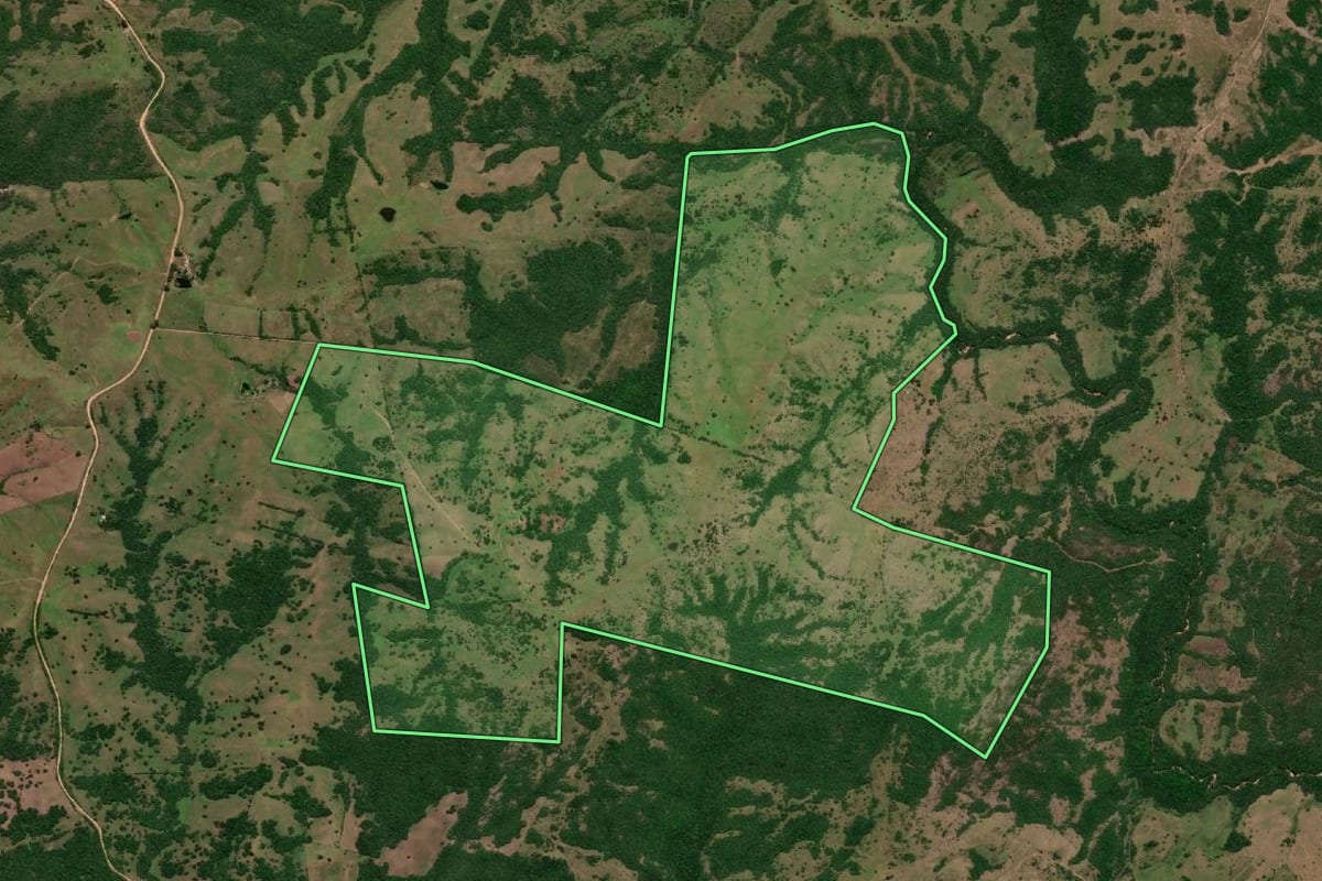 Imagem de satélite do imóvel rural em Herval (RS), com o contorno declarado no CAR desenhado por cima.