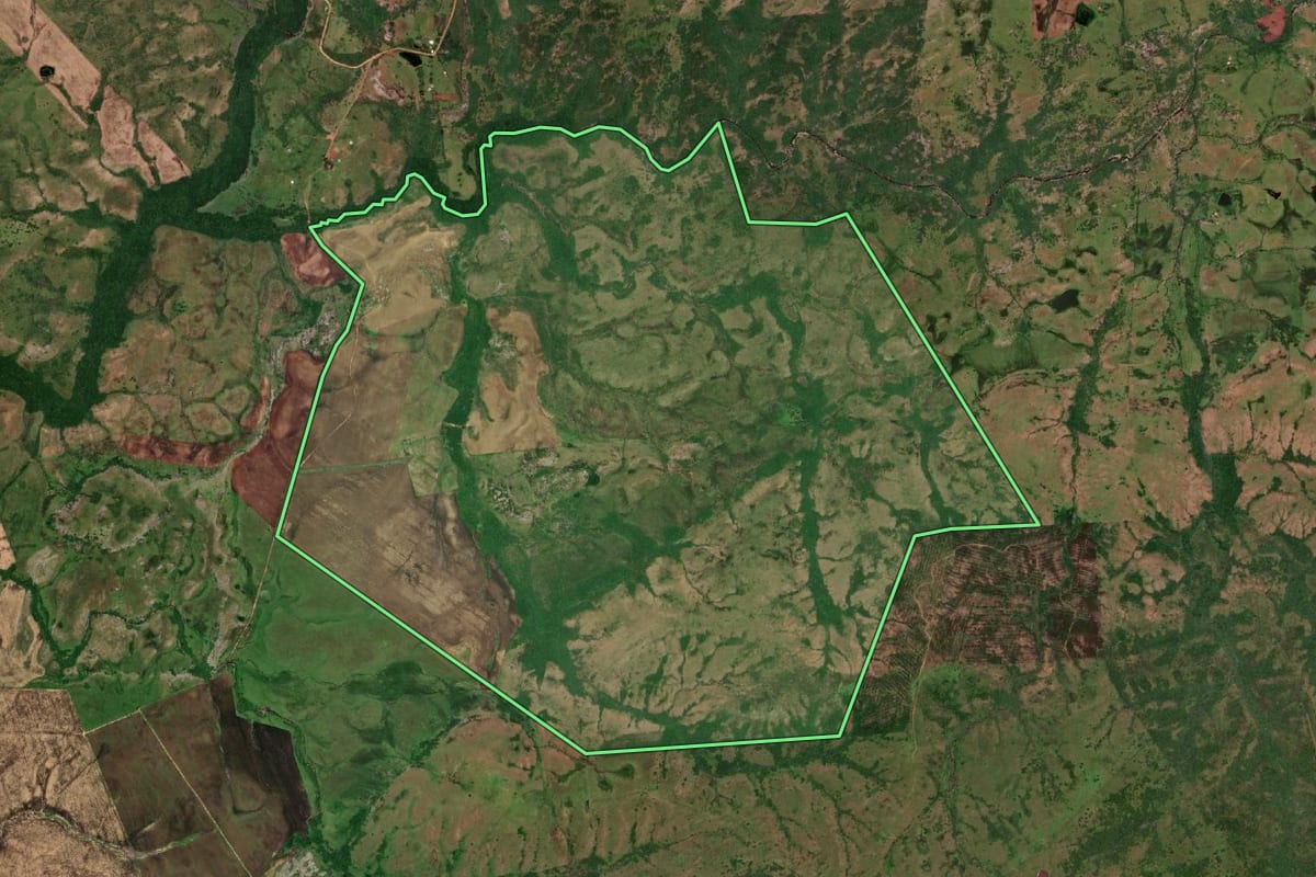 Imagem de satélite do imóvel rural em Herval (RS), com o contorno declarado no CAR desenhado por cima.