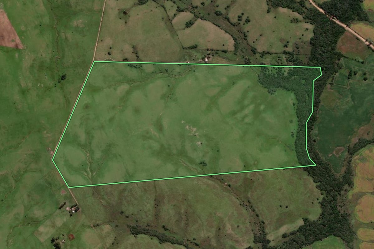 Imagem de satélite do imóvel rural em Herval (RS), com o contorno declarado no CAR desenhado por cima.