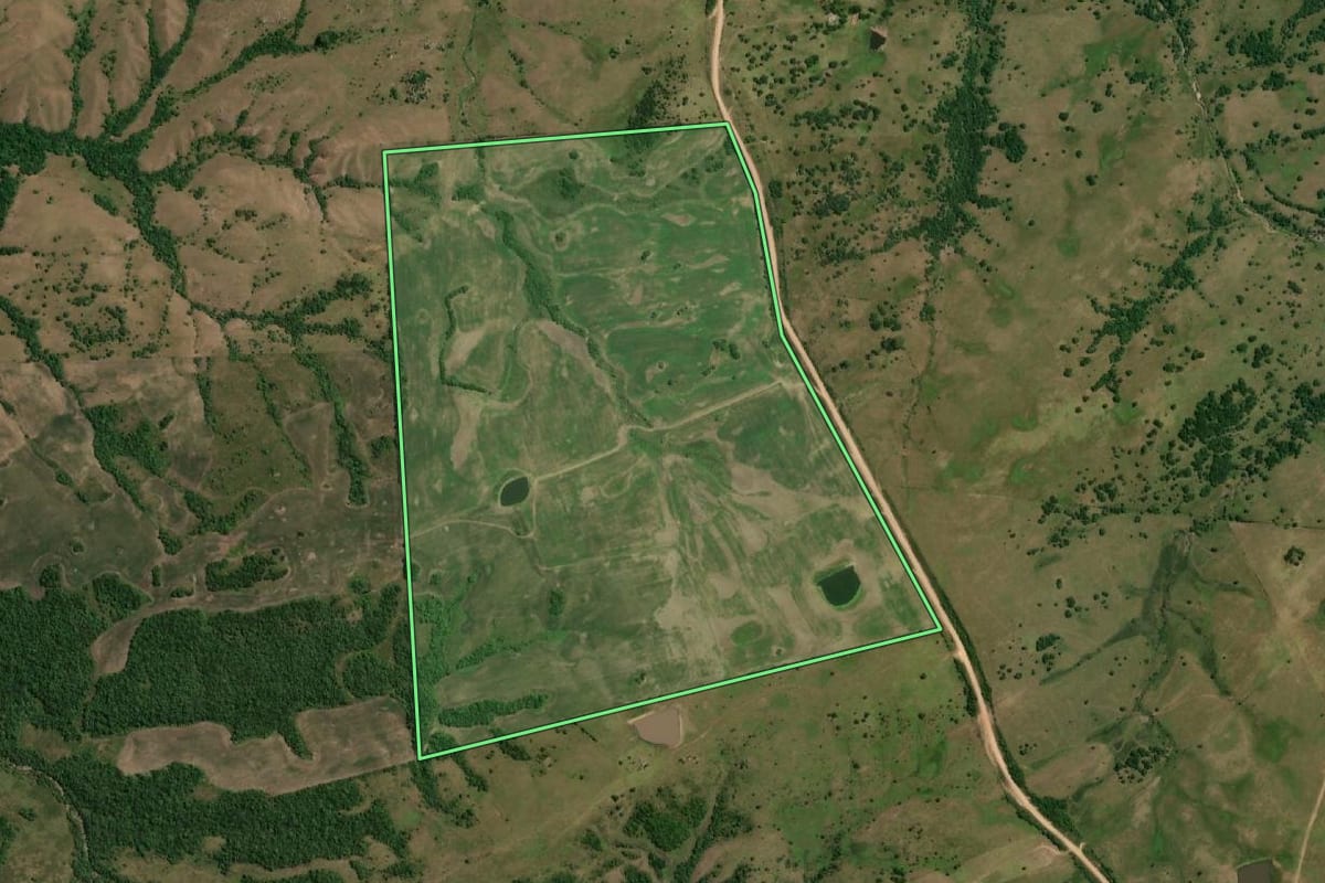 Imagem de satélite do imóvel rural em Herval (RS), com o contorno declarado no CAR desenhado por cima.