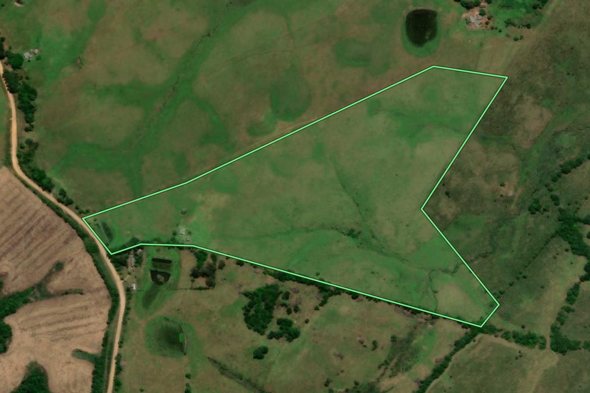 Imagem de satélite do imóvel rural em Herval (RS), com o contorno declarado no CAR desenhado por cima.
