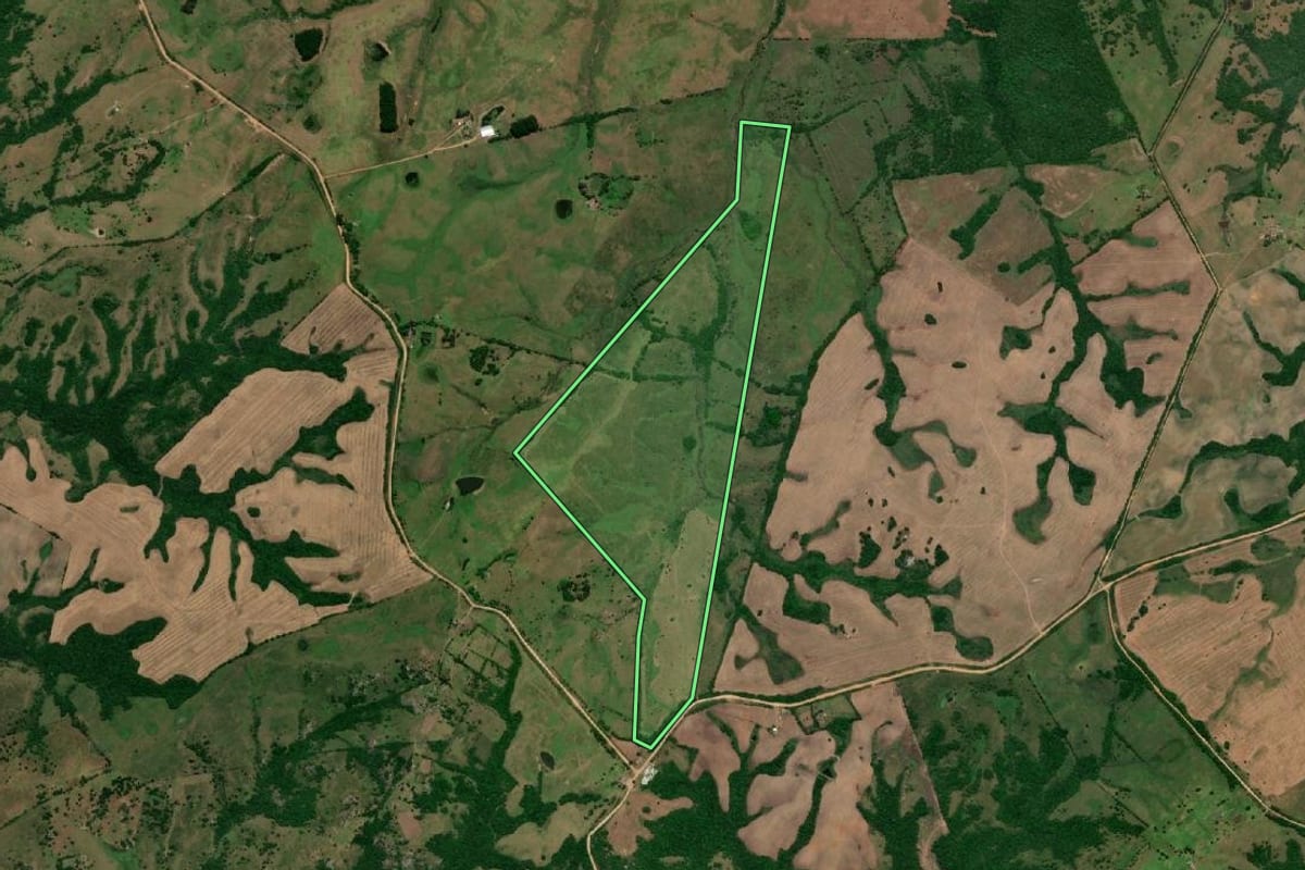 Imagem de satélite do imóvel rural em Herval (RS), com o contorno declarado no CAR desenhado por cima.